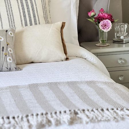 'Bramley Fall Cottage' ' On Site Ev Point - Attached Cottage,3 Separate Bedrooms -1 On Ground Level, Sleeps 6, 2 Bathrooms, Sandy Wittering Beach 8Min Drive, Rural Location, Child Friendly, Small Breed Dog Friendly, Private Parking Chichester Eksteriør bilde